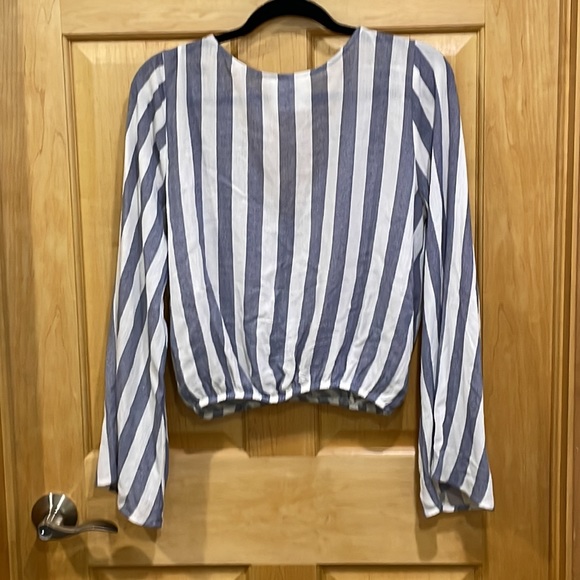Sadie & Sage striped blue white top crossover v-neck bell sleeves size S - Picture 9 of 12